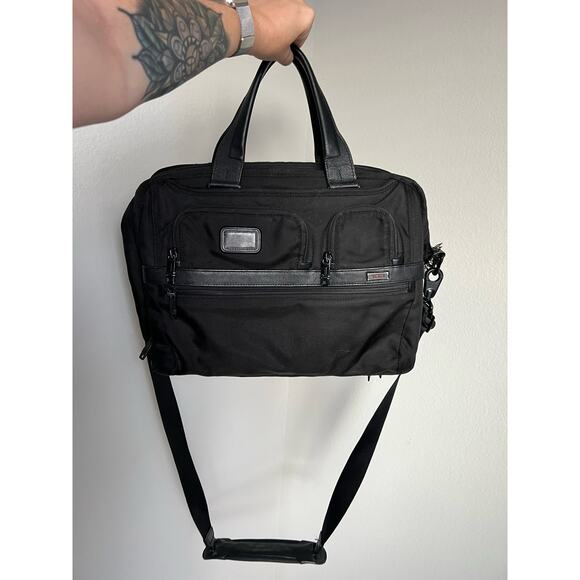 Tumi Alpha 2 Compact Large Screen Laptop Briefcase - Picture 12 of 16